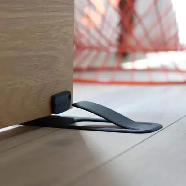 سدادة باب لمنع الغلق التلقائي - Door Stopper to Prevent Automatic Closing