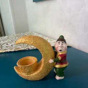 حامل شموع هلال رمضان المزخرف مع شخصية فنانيس - Ramadan Crescent Candle Holder with Fananes Figurine