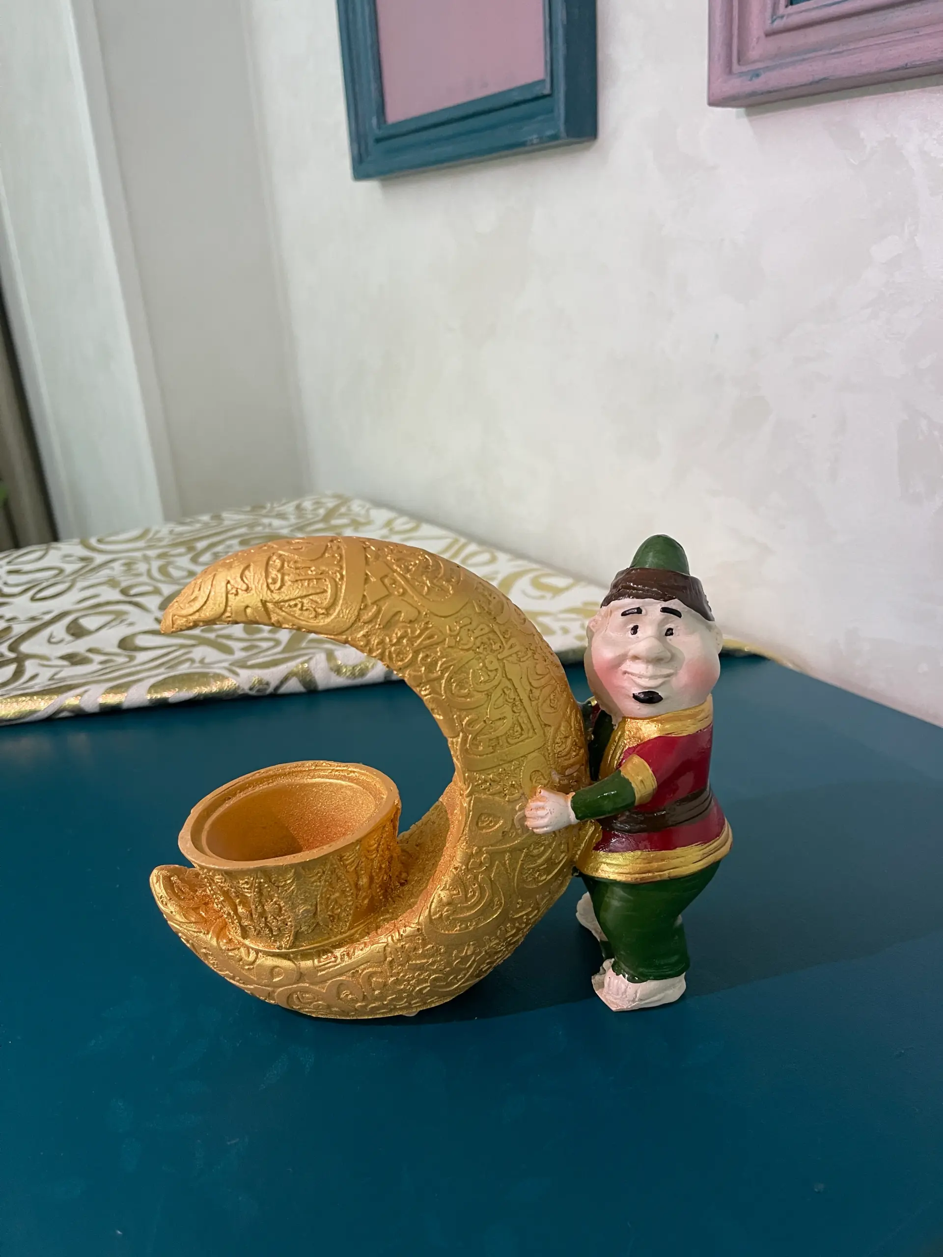 حامل شموع هلال رمضان المزخرف مع شخصية فنانيس - Ramadan Crescent Candle Holder with Fananes Figurine