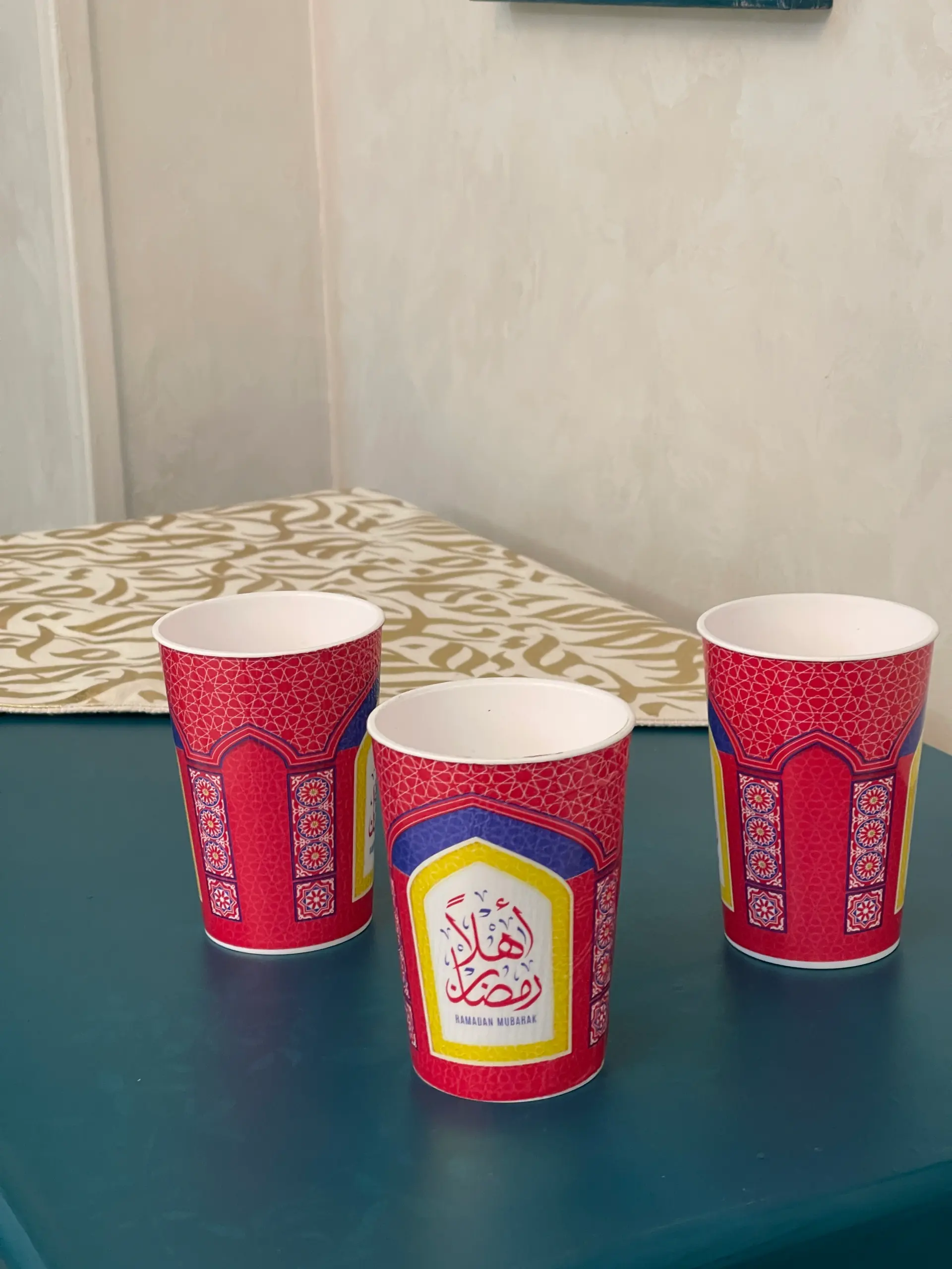 طقم أكواب بلاستيك رمضانية بزخارف عربية (3 قطع) - Ramadan Plastic Cups Set with Arabic Patterns (3 Pieces)