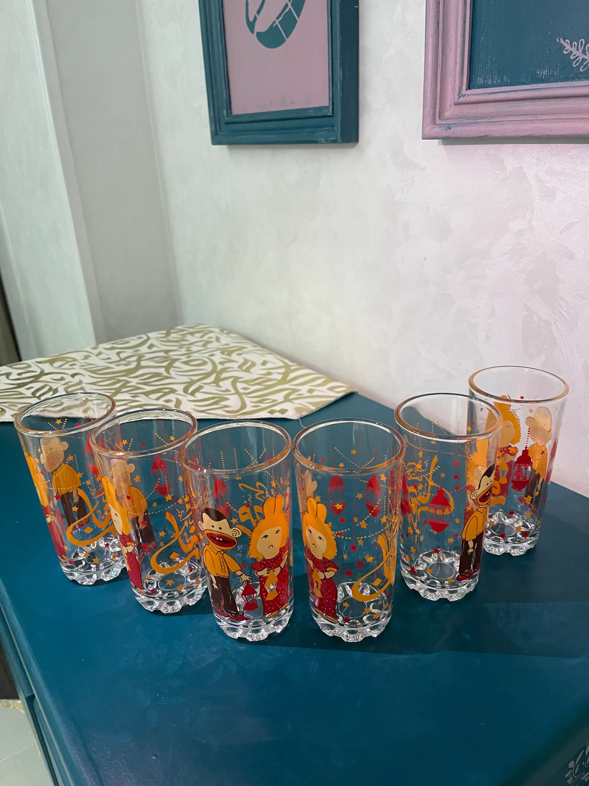 طقم أكواب زجاجية رمضانية بتصميم بوجي وطمطم (6 قطع) - Ramadan Glass Cups Set with Boogie and Tamtam Design (6 Pieces)