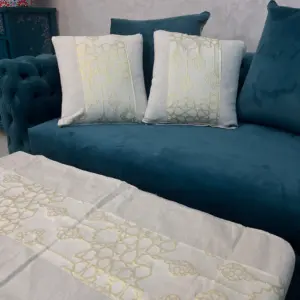 طقم كوشنز ومفرش طاولة رمضاني بتصميم ذهبي هندسي - Ramadan Cushions and Table Runner Set with Geometric Golden Design