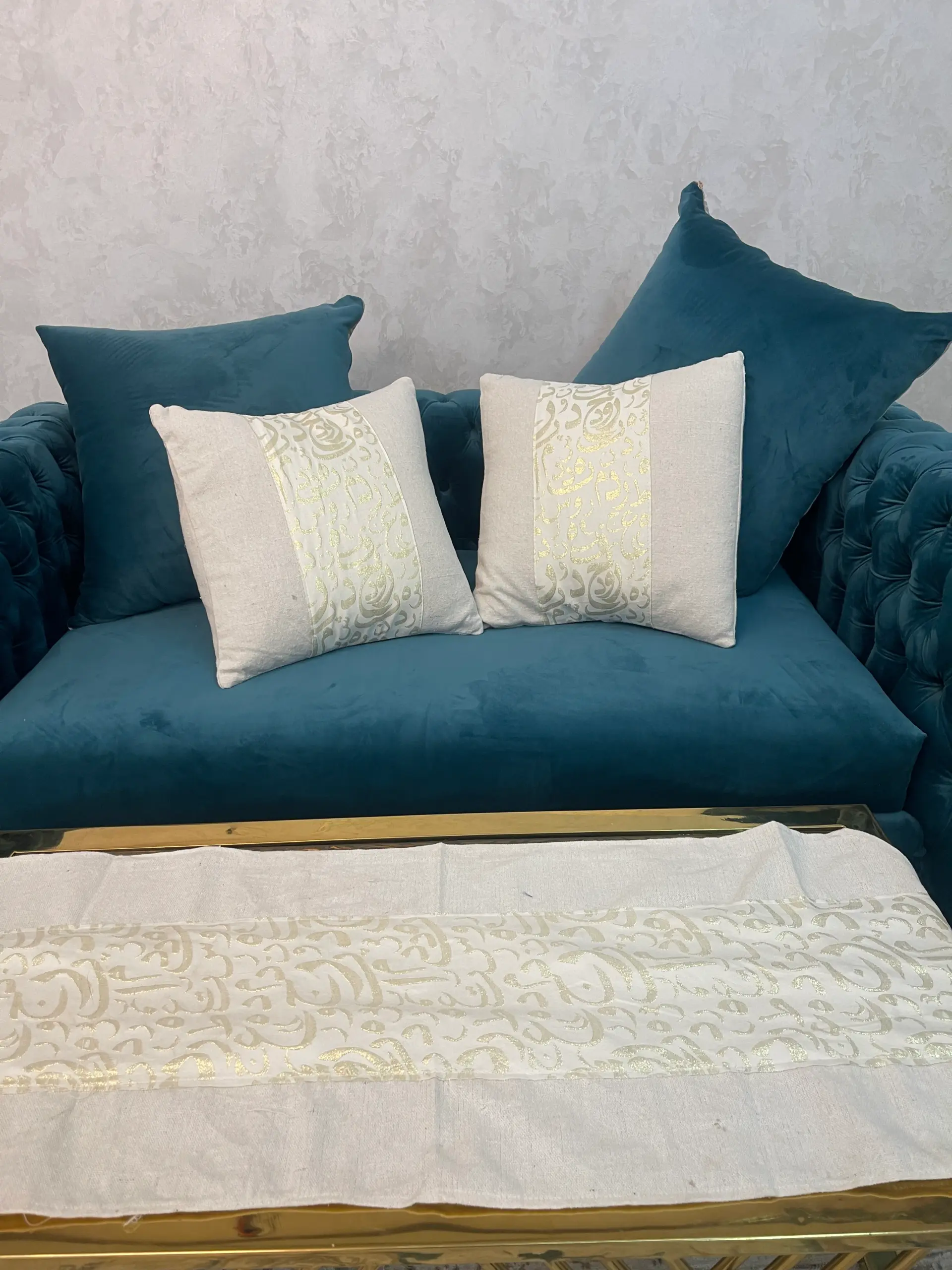 طقم كوشنز ومفرش طاولة رمضاني بتصميم فاخر ذهبي - Ramadan Cushions and Table Runner Set with Golden Design - Image 2