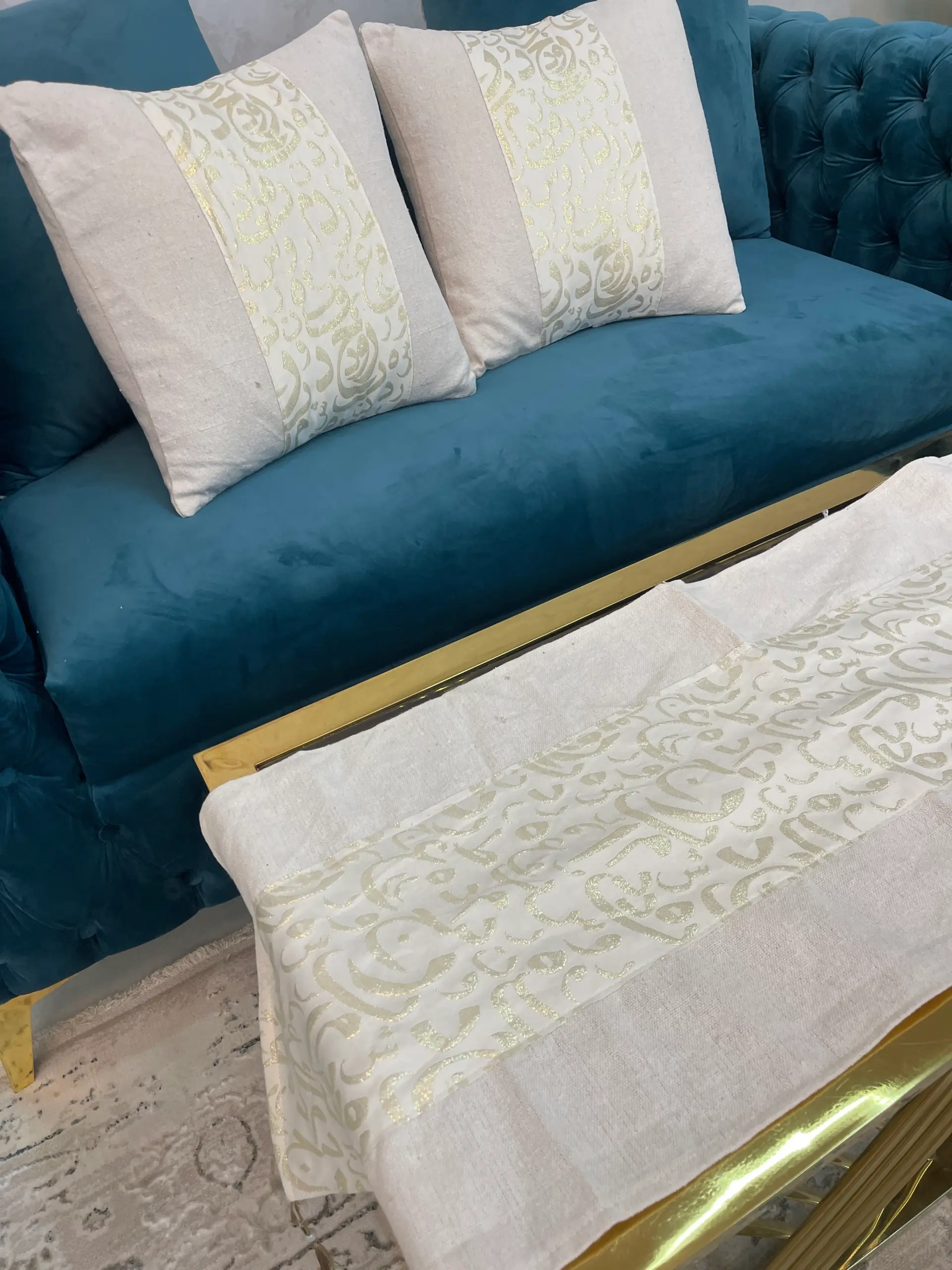 طقم كوشنز ومفرش طاولة رمضاني بتصميم فاخر ذهبي - Ramadan Cushions and Table Runner Set with Golden Design