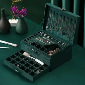علبة مجوهرات 3 أدوار بغطاء وقفل لحماية وتنظيم الاكسسوارات – 3-Layer Jewelry Organizer Box with Lock & Mirror
