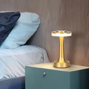 أباجورة معدنية لاسلكية بإضاءة ناعمة – Wireless Rechargeable Metal LED Lamp for Cozy Spaces