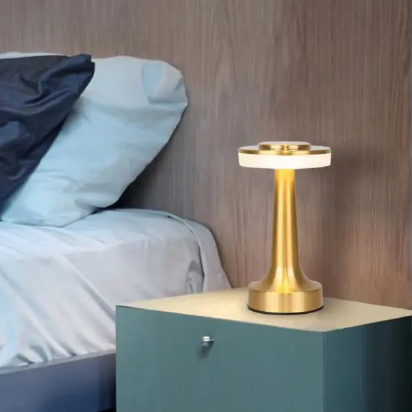 أباجورة معدنية لاسلكية بإضاءة ناعمة – Wireless Rechargeable Metal LED Lamp for Cozy Spaces